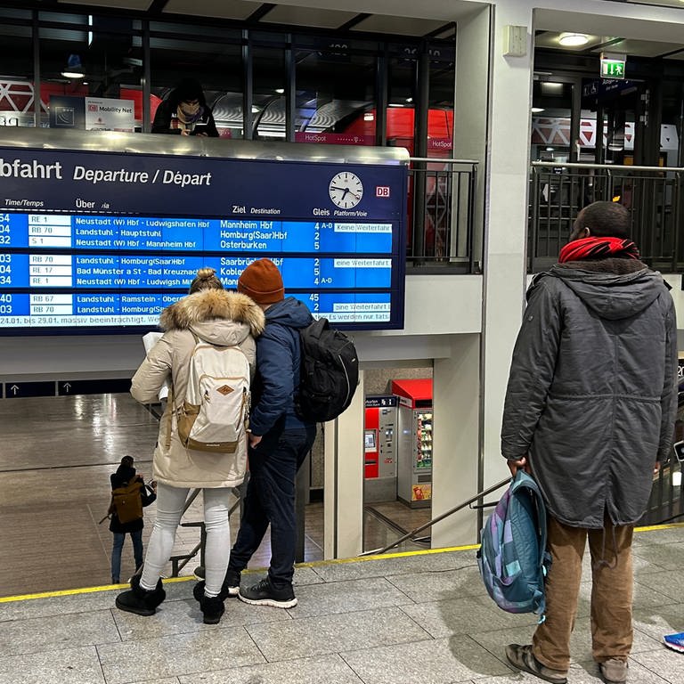 Trotz des Streiks bei den Lokführern "wagten" sich ein paar Menschen an den Hauptbahnhof in Kaiserslautern. Es fallen, Dank des Notfallfahrplans, nicht alle Verbindungen aus. (Foto: SWR)