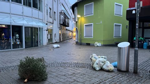 Gelbe Säcke und die noch nicht abgeholten Weihnachtsbäume sind vom Wind verweht und fliegen in den Straßen in Kaiserslautern rum.