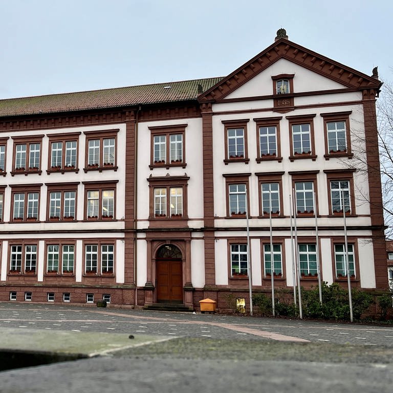 Das Rathaus in Pirmasens. Nach der Mitteilung des Landes steht fest: Die Stadt wird selbstständig bleiben.  (Foto: SWR)