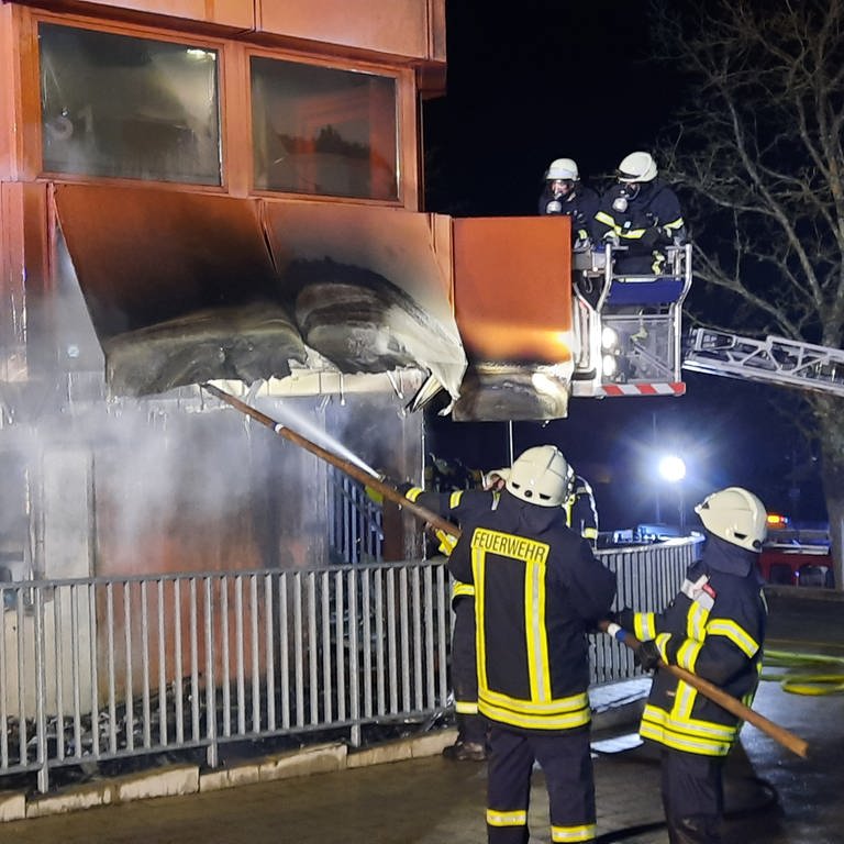 Die Feuerwehr war in Contwig im Einsatz. Dort waren vor der Turnhalle Mülltonnen in Brand geraten.