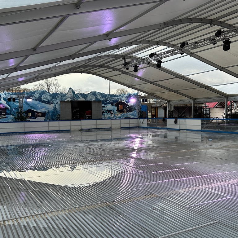 Der Aufbau für die Eisbahn auf dem Messeplatz in Kaiserslautern läuft bereits. 