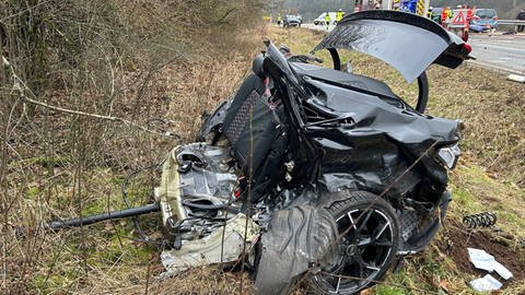 Die andere Hälfte des bei dem Unfall zerrissenen Audis. Der Fahrer wurde bei dem Unfall in Höhe Schopp im Kreis Kaiserslautern schwer verletzt. (Foto: Polizeipräsidium Westpfalz)
