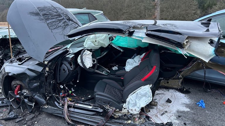 Diesen Audi hat es bei dem Unfall am Donnerstagmittag bei Schopp im Kreis Kaiserslautern in zwei Hälften zerissen. Der Autofahrer wurde schwer verletzt. (Foto: Polizeipräsidium Westpfalz)