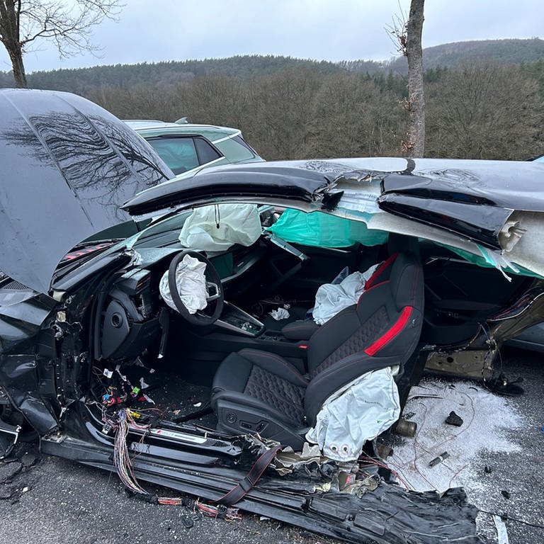 Diesen Audi hat es bei dem Unfall am Donnerstagmittag bei Schopp im Kreis Kaiserslautern in zwei Hälften zerissen. Der Autofahrer wurde schwer verletzt. (Foto: Polizeipräsidium Westpfalz)