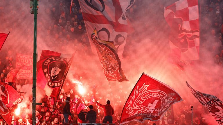 Fans des 1. FC Kaiserslautern brennen beim DFB Pokal-Spiel gegen Nürnberg Pyrotechnik ab. 