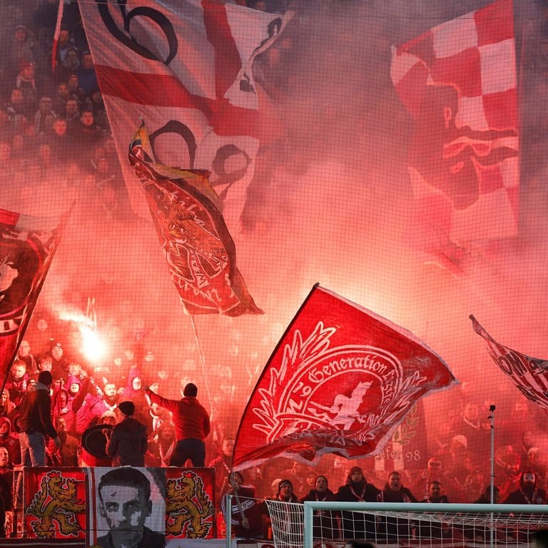 Fans des 1. FC Kaiserslautern brennen beim DFB Pokal-Spiel gegen Nürnberg Pyrotechnik ab. 