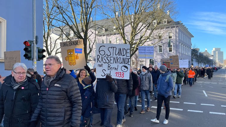 Tausende demonstrieren in Kaiserslautern gegen Rechtsextremismus.