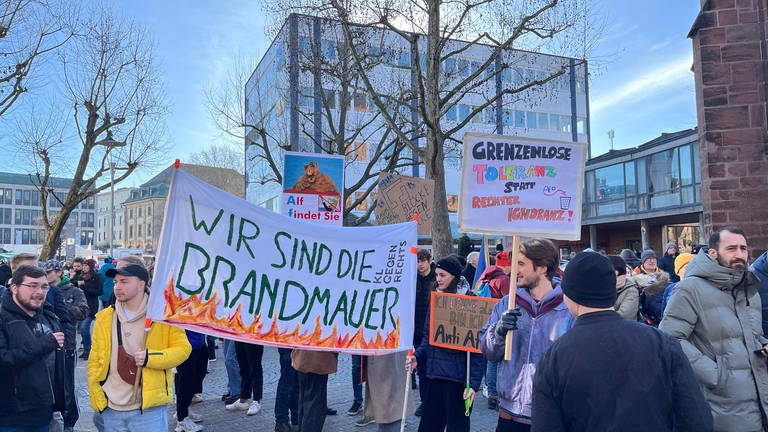 Tausende demonstrieren in Kaiserslautern gegen Rechtsextremismus.