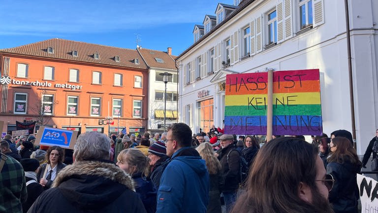 Demo gegen Rechtsextremismus: Vor dem Beginn der Demo haben sich die Teilnehmenden auf dem Platz vor der Stiftskirche in Kaiserslautern versammelt.