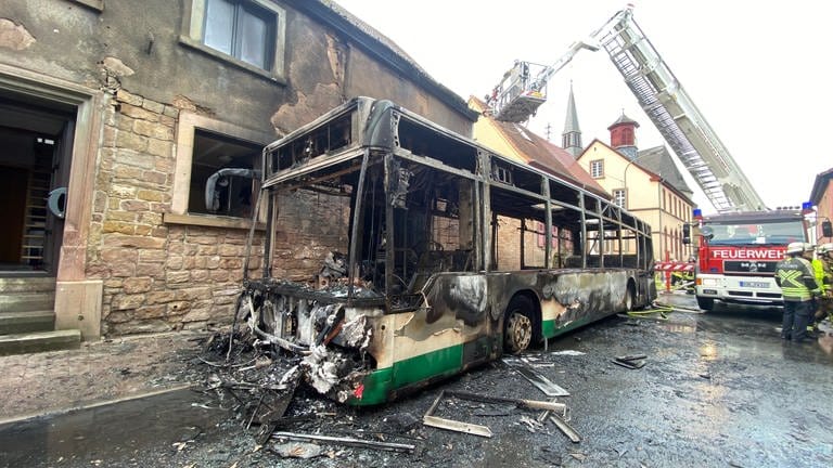 In Imsweiler hatte die Feuerwehr einen brennenden Bus gelöscht. 