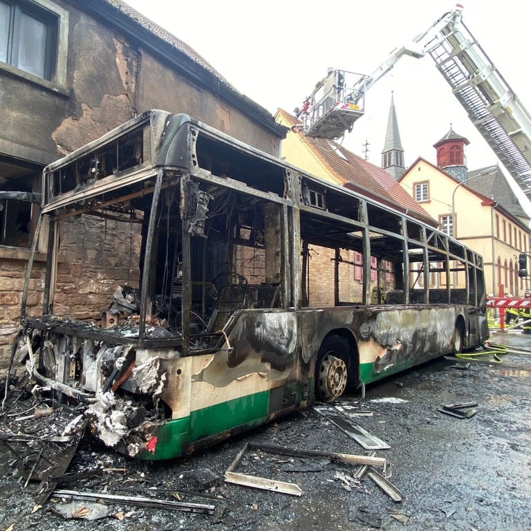 In Imsweiler hatte die Feuerwehr einen brennenden Bus gelöscht.  (Foto: SWR)