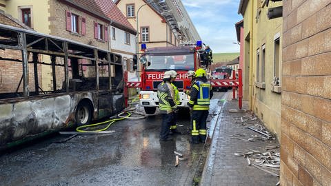 In Imsweiler im Donnersbergkreis hatte die Feuerwehr einen brennenden Bus gelöscht. Auch ein Haus war von dem Feuer betroffen. 