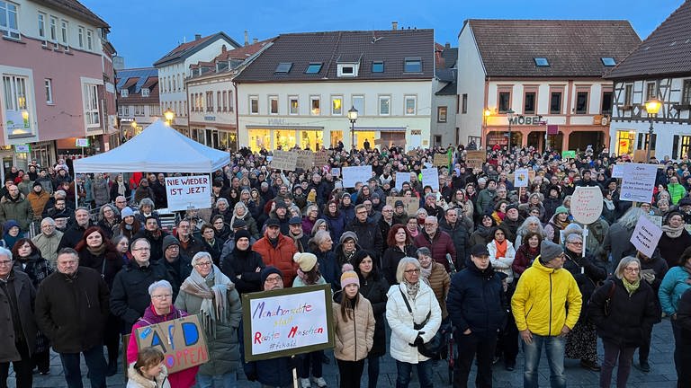 Mehrere hundert Menschen haben in Kirchheimbolanden gegen Rechtsextremismus demonstriert. 