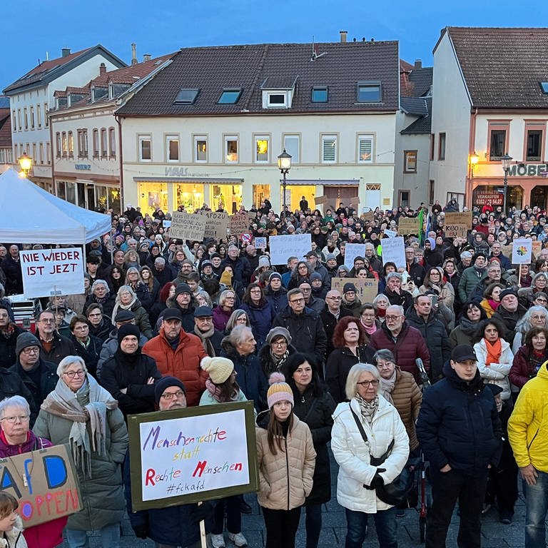 Mehrere hundert Menschen haben in Kirchheimbolanden gegen Rechtsextremismus demonstriert. 