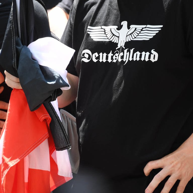 Die Polizei in Zweibrücken ermittelt gegen eine Gruppe von Rechtsextremisten. Laut den Beamten hatten Gegendemonstranten abseits der großen Demokratie-Kundgebung am Samstag einen Zettel mit Hakenkreuz gezeigt.  (Foto: dpa Bildfunk, Uli Deck)