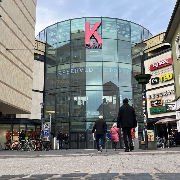 An der Mall in Kaiserslautern war es im November zu einer größeren Schlägerei gekommen. Die Polizei hat inzwischen zwölf Verdächtige ermittelt. 