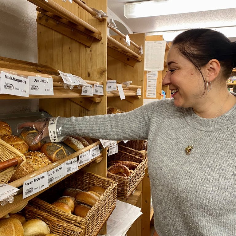 Verkäuferin Sabrina Wojcik hofft, dass es im Dorfladen in Morschheim weitergeht.  (Foto: SWR)