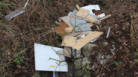 Unbekannte haben bei Imsweiler illegal Bauabfälle, Spanplatten oder auch Rigipsplatten entsorgt.  (Foto: Polizeiinspektion Rockenhausen)