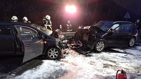 Zwei Autos sind auf der B270 bei Waldfischbach-Burgalben frontal zusammengestoßen. Drei Menschen wurden schwer verletzt. (Foto: Feuerwehr Waldfischbach-Burgalben)