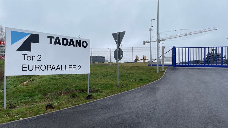 Kranhersteller Tadano: Das Werk auf dem Flughafengelände in Zweibrücken wird bald geschlossen. (Foto: SWR)