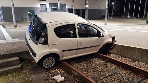 Ein Auto ist am Bahnhof in Pirmasens auf einem Gleis gelandet.