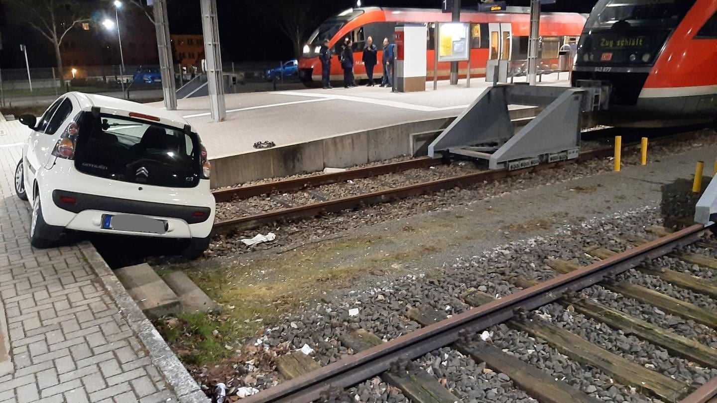 Ein Auto ist am Bahnhof in Pirmasens auf einem Gleis gelandet. (Foto: Pressestelle, Bundespolizei Kaiserslautern / Polizei Pirmasens)