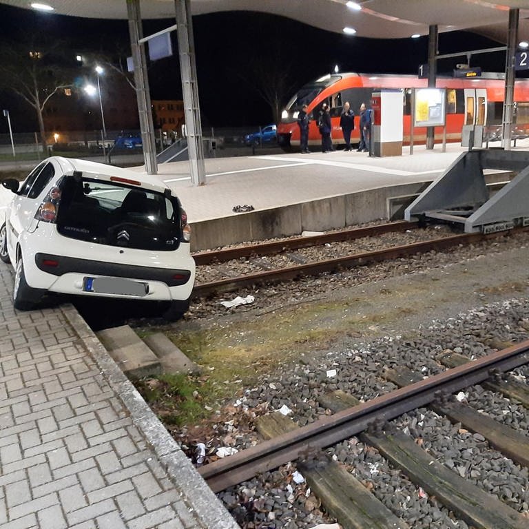 Ein Auto ist am Bahnhof in Pirmasens auf einem Gleis gelandet. (Foto: Pressestelle, Bundespolizei Kaiserslautern / Polizei Pirmasens)