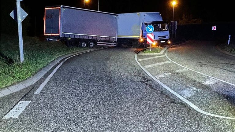 Nach einem medizinischen Notfall des Fahrers rollte der Lkw in Kaiserslautern die Straße entlang. Der Fahrer verstarb im Krankenhaus.  (Foto: Polizeipräsidium Westpfalz)