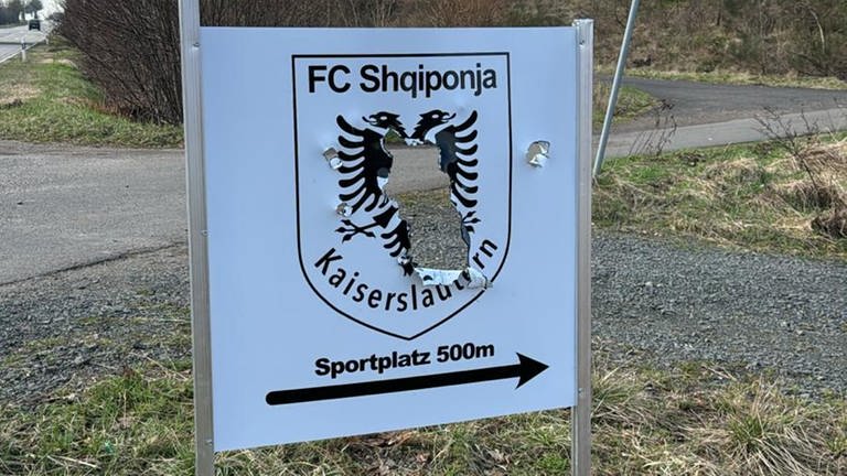 Unbekannte haben das Vereinsschild eines albanischen Fußballclubs FC Shqiponja in Sembach bei Kaiserslautern zerstört und mit Neonazi-Sprüchen beklebt. Die Polizei ermittelt jetzt wegen Volksverhetzung und Sachbeschädigung. (Foto: Verein FC Shqiponja)