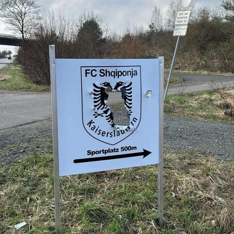 Unbekannte haben das Vereinsschild eines albanischen Fußballclubs FC Shqiponja in Sembach bei Kaiserslautern zerstört und mit Neonazi-Sprüchen beklebt. Die Polizei ermittelt jetzt wegen Volksverhetzung und Sachbeschädigung.