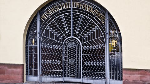 Das Tor zur Meisterschule Kaiserslautern. 
