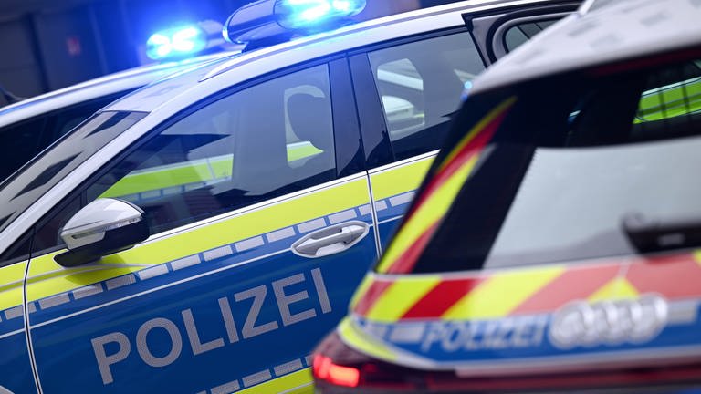 Polizeiautos mit Blaulicht - Staatsanwaltschaft ermittelt gegen Werkstatt der Polizei