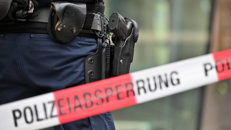 An einer Ganztagsschule in Landstuhl im Kreis Kaiserslautern hat ein 15-Jähriger eine Lehrerin und zwei Schüler mit einem Messer bedroht. (Foto: picture-alliance / Reportdienste, picture alliance/dpa | Torsten Silz)