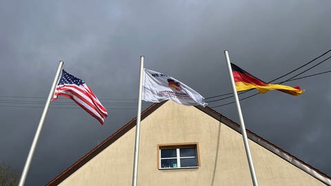 Drei Fahnen - eine deutsche, eine amerikanische und die Fahne der Veteranen-Initiative - wehen im Wind. (Foto: Bund Deutscher Einsatz Veteranen/Thomas Hecken)
