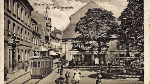 Straßenbahn in Kaiserslautern fährt durch Innenstadt