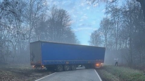 Ein Lastwagen hat gestern auf de Kreisstraße 22 bei Ulmet im Kreis Kusel für eine Vollsperrung gesorgt. (Foto: Polizei Kaiserslautern)