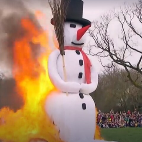 Ein Schneemann aus Holz und Pappmaschee wird verbrannt. (Foto: SWR)