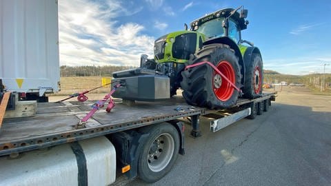 Traktor droht von Auflieger auf A6 bei Kaiserslautern zu fallen