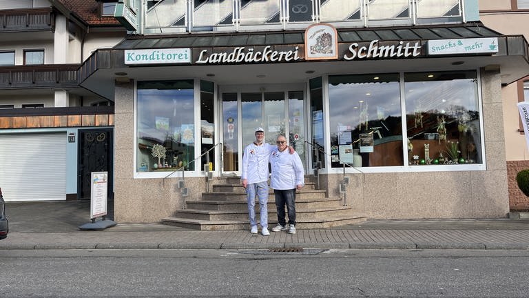 Die Landbäckerei Schmitt in Queidersbach im Kreis Kaiserslautern gibt es seit 1868. Jan Hemmer (l.) wird im Sommer 2024 den Traditionsbetrieb von seinem Opa Hans Schmitt (r.) übernehmen.