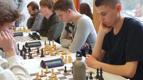 Der 18-jährige Marc Haag (rechts im Bild) träumt von den deutschen Schachmeisterschaften (Foto: SWR)