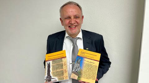 Sören Dall hat zusammen mit Klaus Kremb zum Jubiläum zwei neue Bände der Schriftenreihe über Kirchheimbolanden erstellt.  (Foto: SWR)
