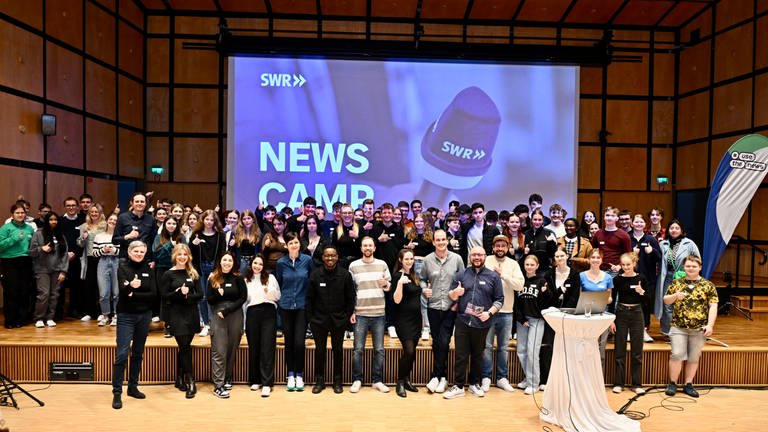 120 Schüler haben im SWR-Studio Kaiserslautern etwas über Nachrichten und Fake News gelernt.