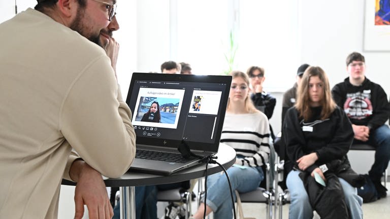 120 Schüler haben im SWR-Studio Kaiserslautern etwas über Nachrichten und Fake News gelernt. (Foto: SWR, Kristina Schäfer)