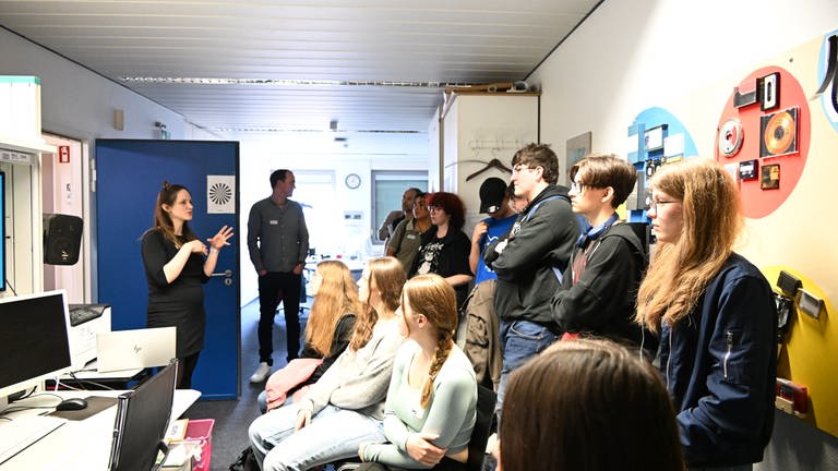 120 Schüler haben im SWR-Studio Kaiserslautern etwas über Nachrichten und Fake News gelernt. (Foto: SWR, Kristina Schäfer)