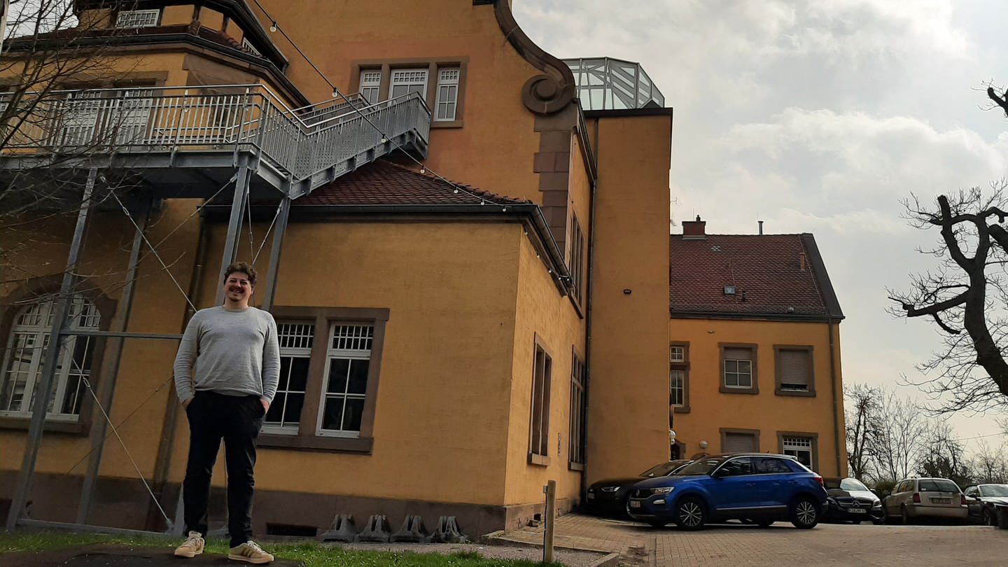 Der Leiter der Musikschule im Donnersbergkreis steht vor dem Gebäude der Musikschule. (Foto: Viktor Wendtner)