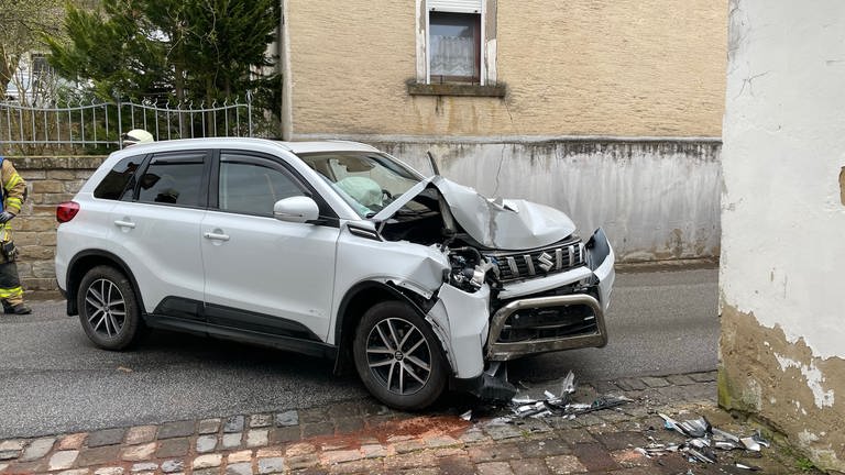 Der Wagen des 64-jährigen SUV-Fahrers ist Totalschaden.  (Foto: Polizeidirektion Kaiserslautern)