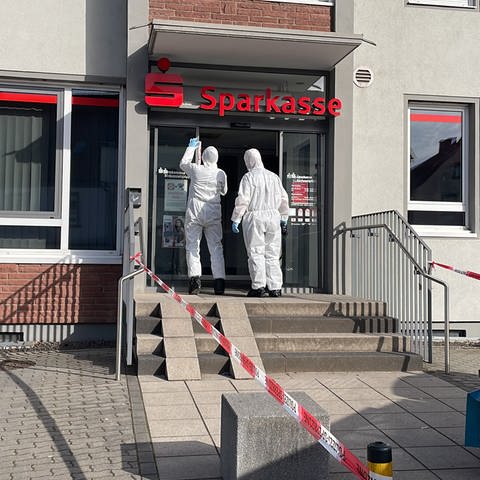Die Spurensicherung untersucht die Bankfiliale in Contwig in der Südwestpfalz.  (Foto: SWR)