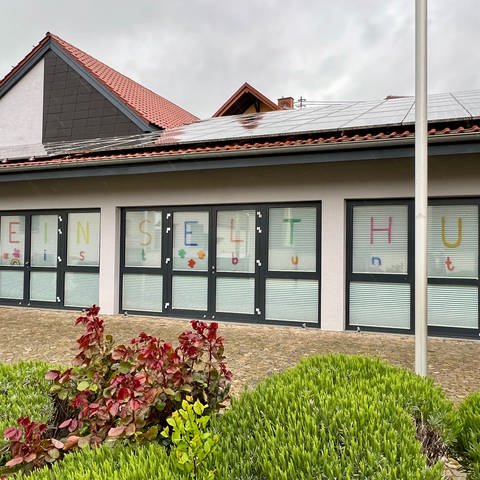 Bürgerhaus in Einselthum mit farbigem Schriftzug "Einselthum ist bunt" an den Fenstern. (Foto: Simone Rühl-Pfeiffer)