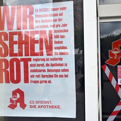 Protestschild in Apotheke - Apotheker im Westen der Pfalz fürchten Schließungen (Foto: dpa Bildfunk, picture alliance/dpa | Martin Schutt)