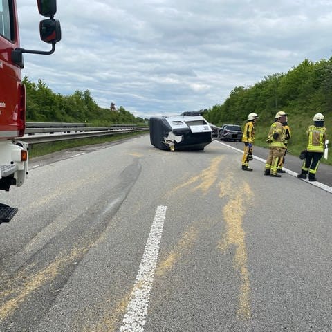 Ein Pferdeanhänger liegt umgestürzt auf der Fahrbahn der A63 bei Börrstadt. Das Pferd starb bei dem Unfall.